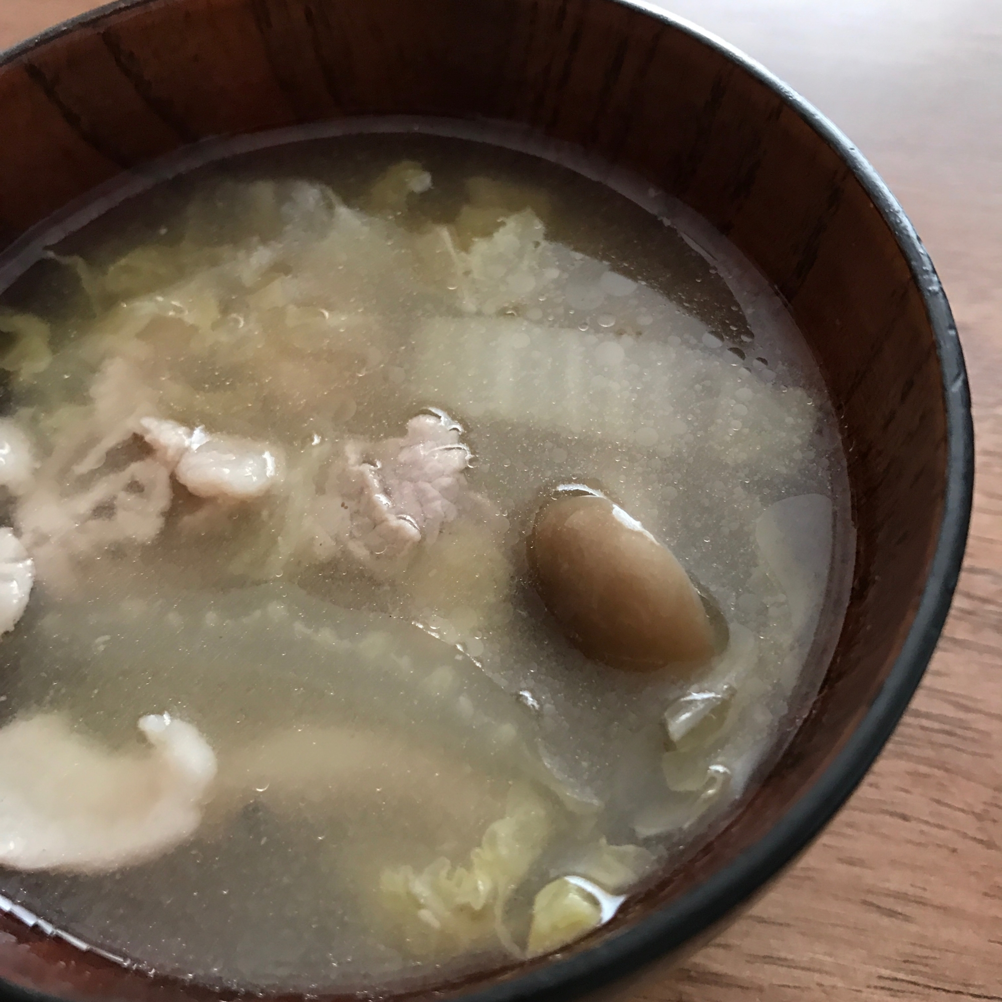 うまみがでてコクがある♪豚肉と白菜の豚汁風みそ汁