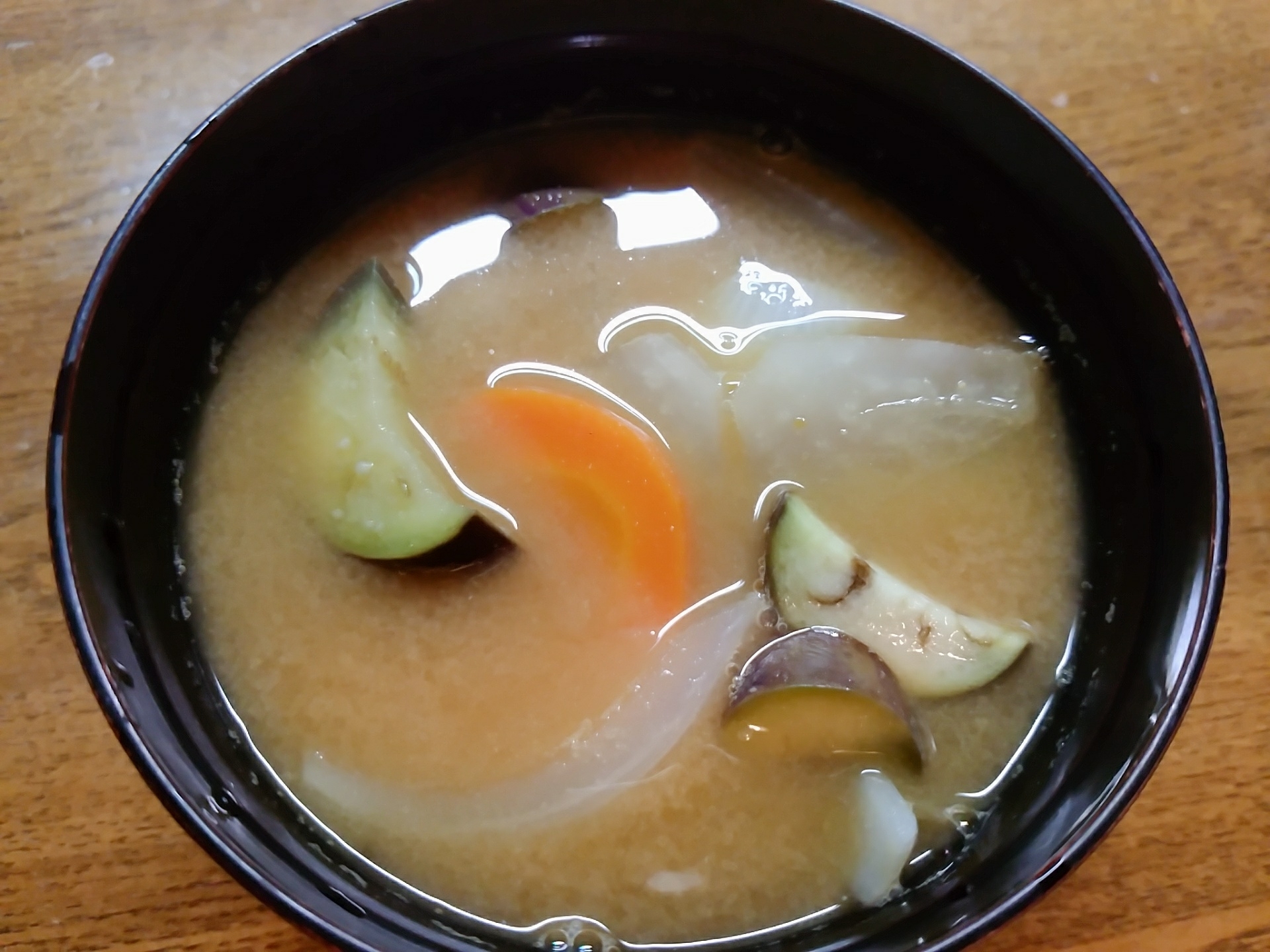 茄子と人参と大根と玉葱の味噌汁