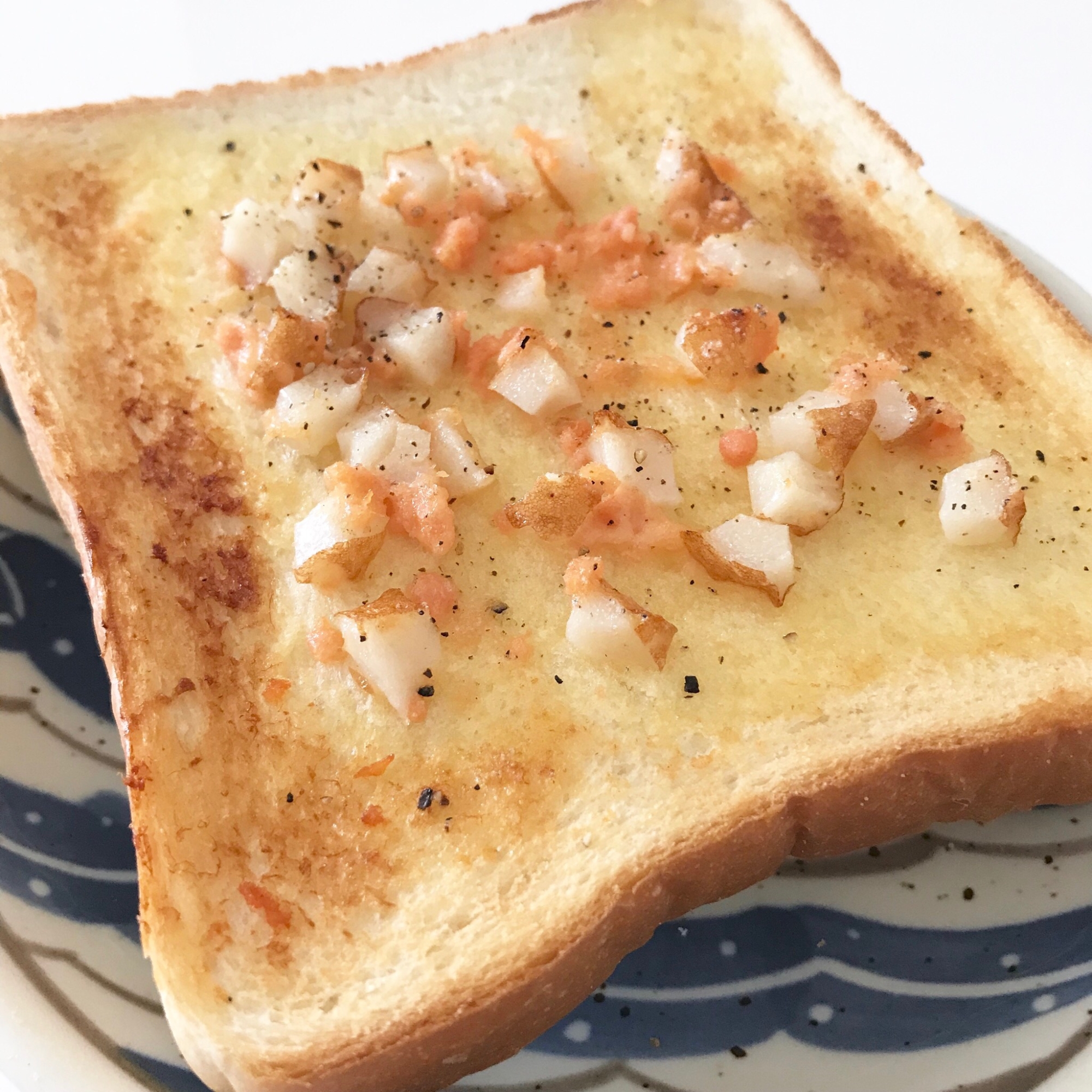 ちくわと鮭の辛子マヨトースト