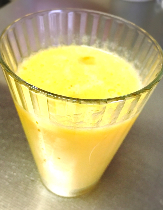 バナナ＆オレンジジュースの栄養ドリンク
