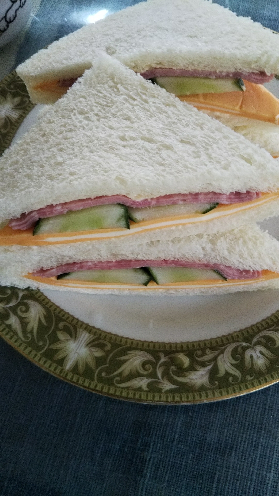 チーズときゅうりのサンドイッチ