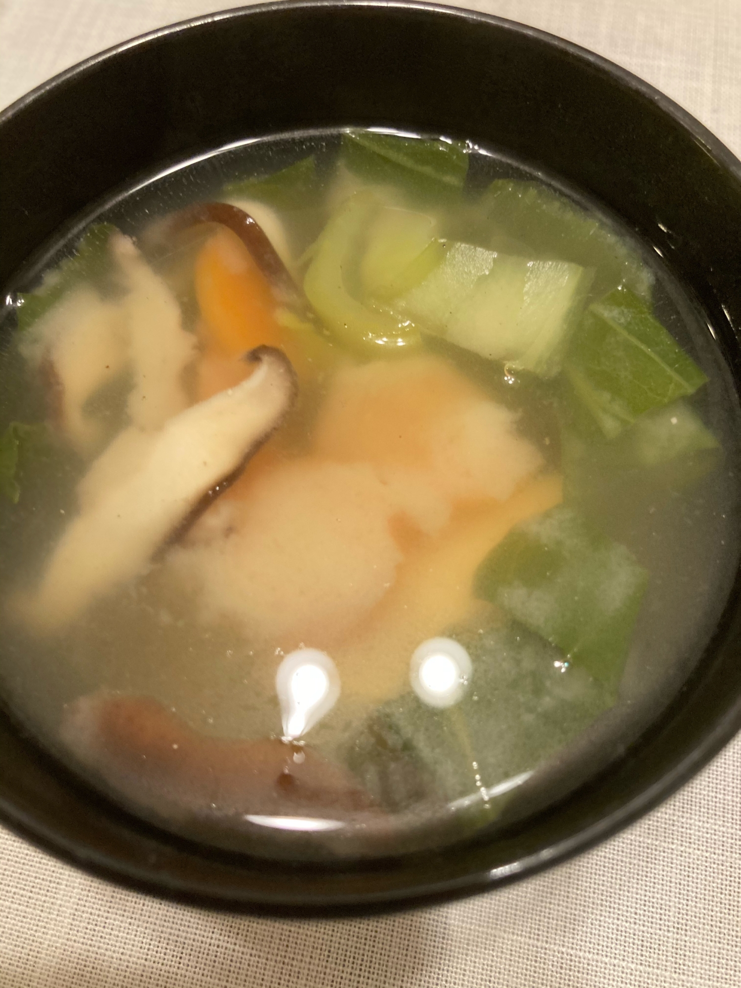 チンゲン菜と椎茸と人参の味噌汁