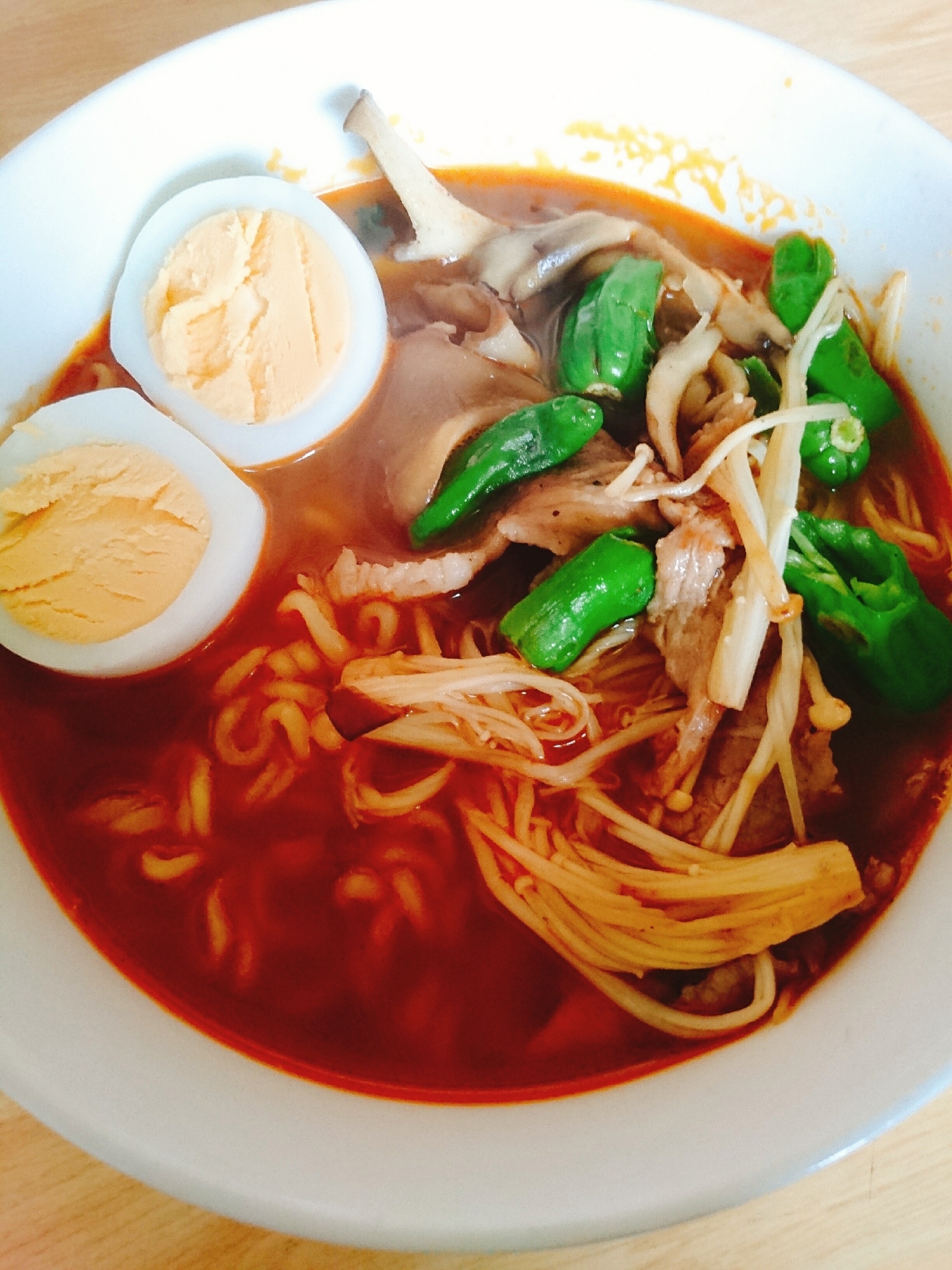 豚肉 えのき 舞茸 しし唐炒め辛ラーメン茹で卵添え