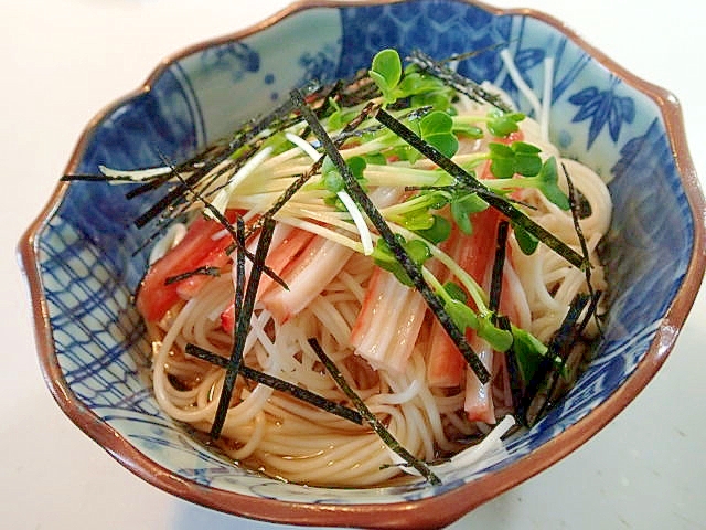 かにかまとかいわれ大根と刻み海苔のお素麺