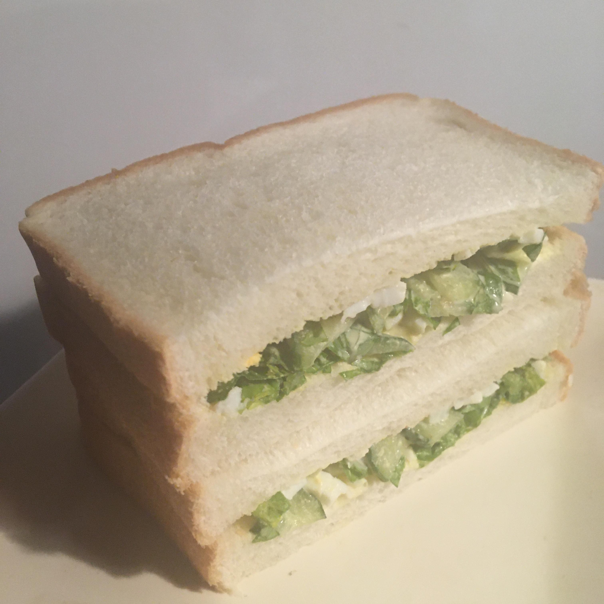 セロリ、レンコン、きゅうりの野菜サンドイッチ