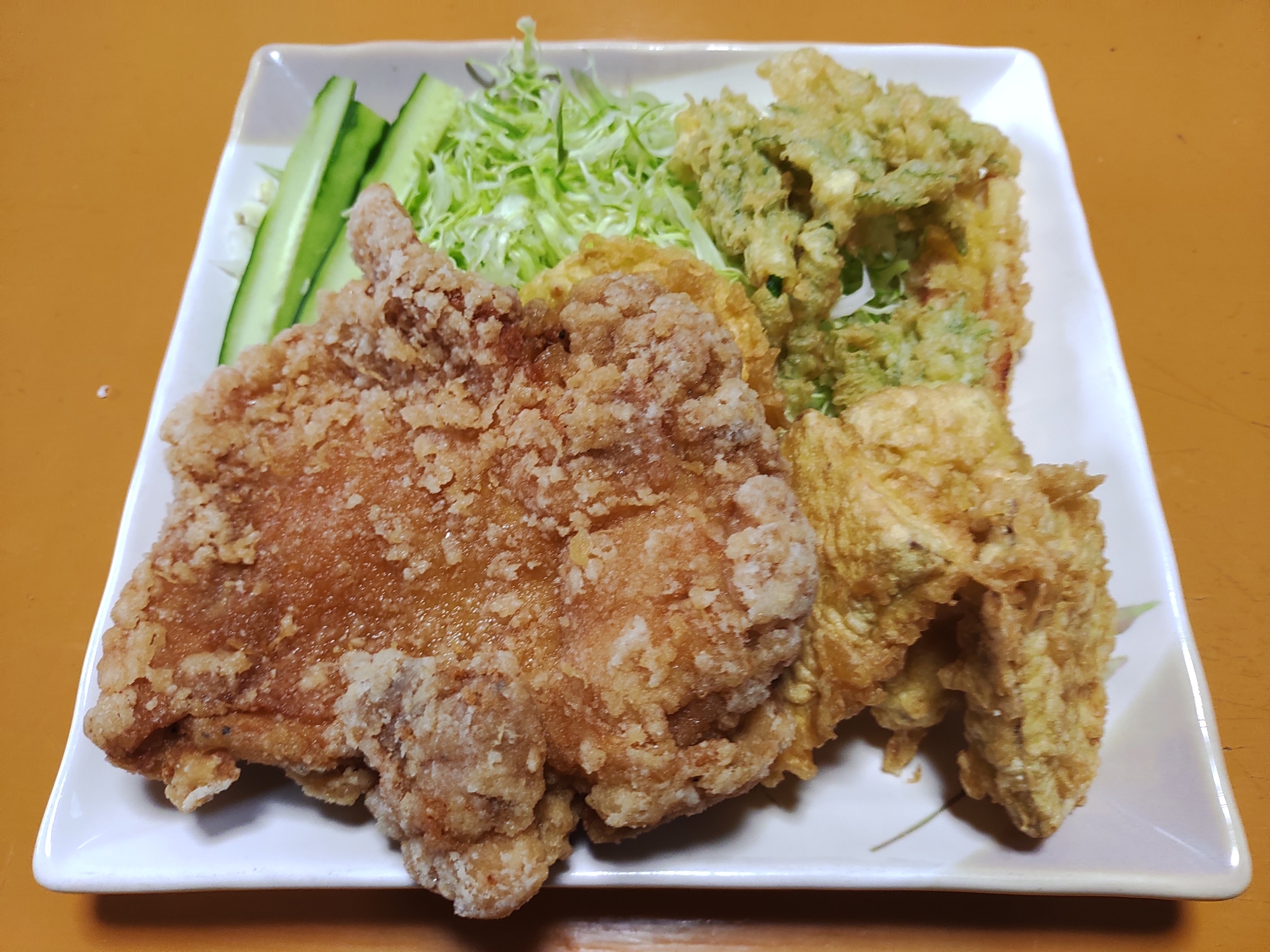 まるごと鶏ももの揚げ鶏