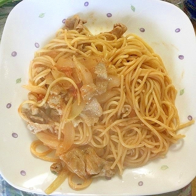 豚肩肉と玉ねぎのトマトパスタ