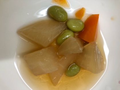 薄味でいいお味でした(^^)透き通っていて、見た目も褒められました(^^)冷凍枝豆を加えました。