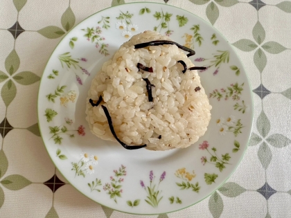 おにぎりアレンジ 塩昆布&白ごま