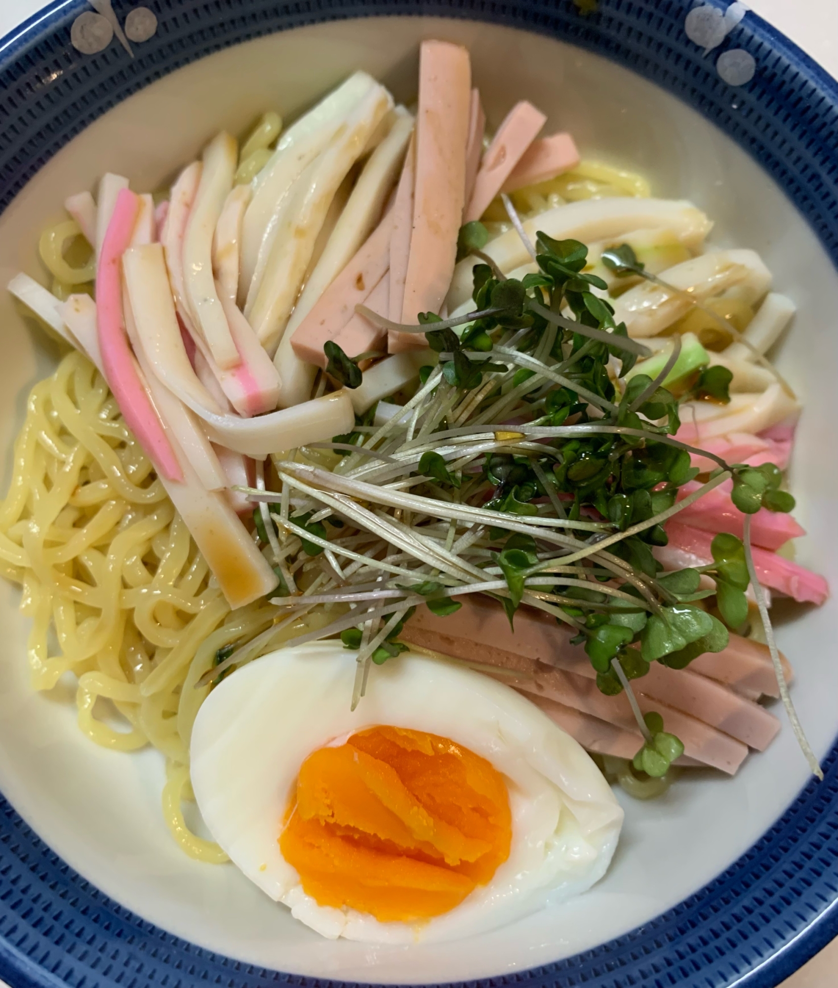 3色蒲鉾と魚肉ソーセージで冷麺