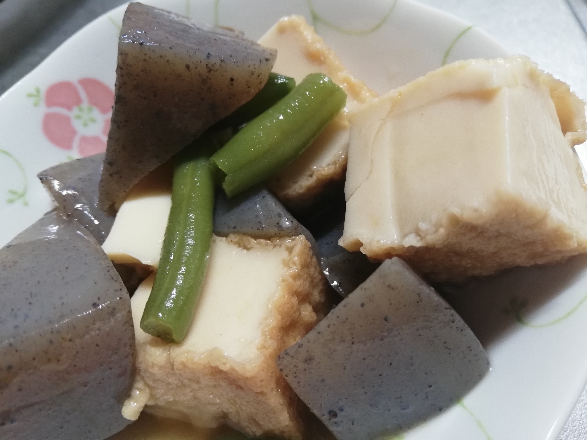 切って煮込むだけ！厚揚げとコンニャクの煮物