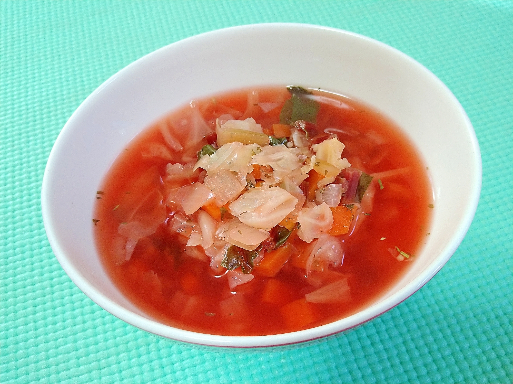 ビーツ葉でピンクの野菜スープ