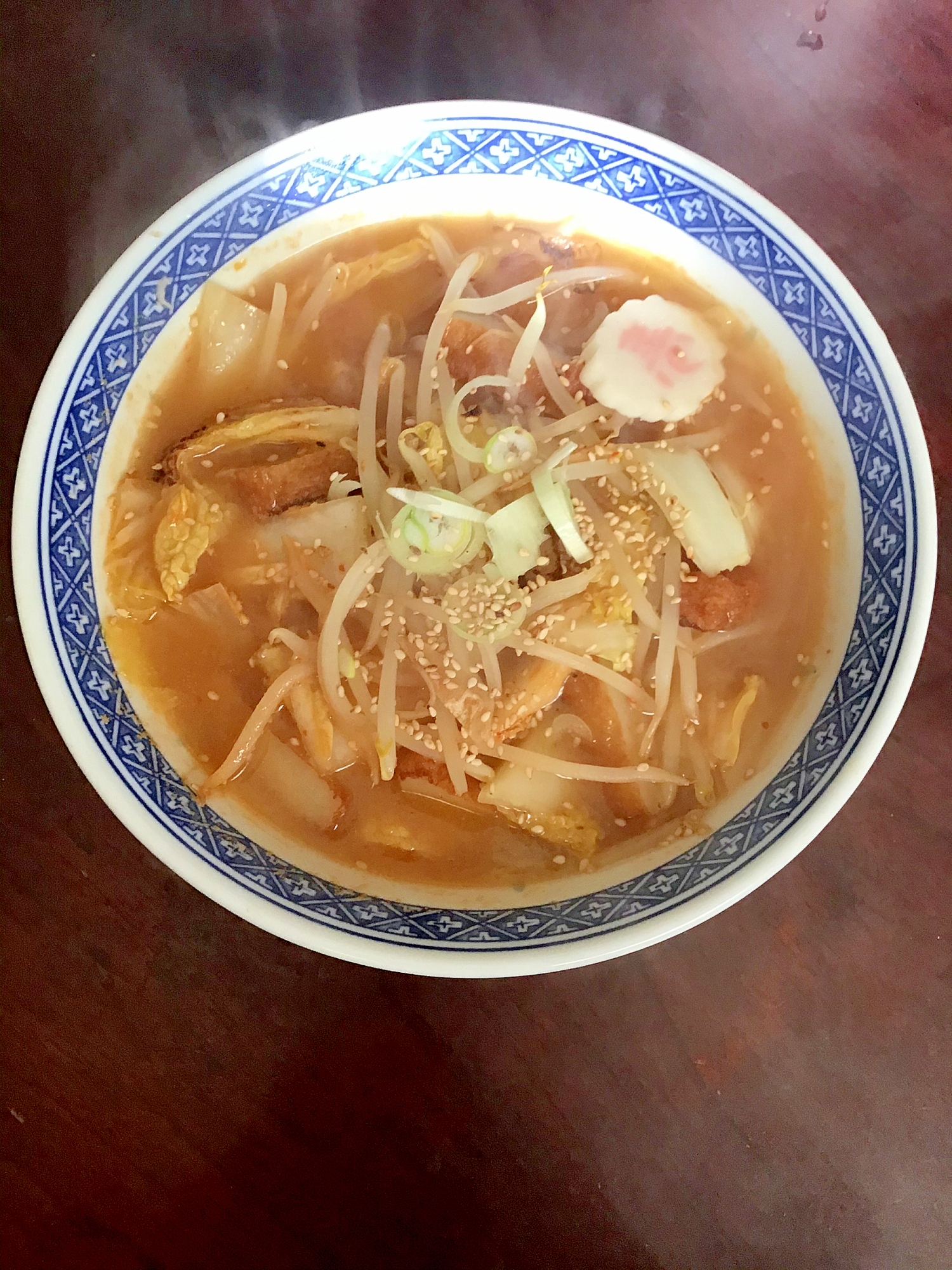 薩摩揚げと白菜とモヤシの味噌ラーメン＠なると付き。