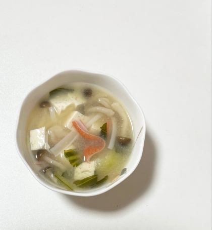 もやしとカニカマとわかめのお味噌汁