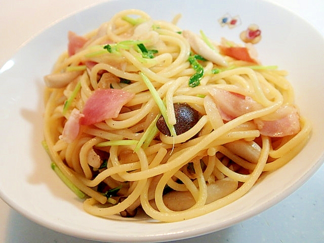 ベーコン・玉ねぎ・しめじ・豆苗のコンソメパスタ