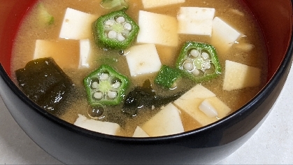 豆腐とわかめとオクラの味噌汁