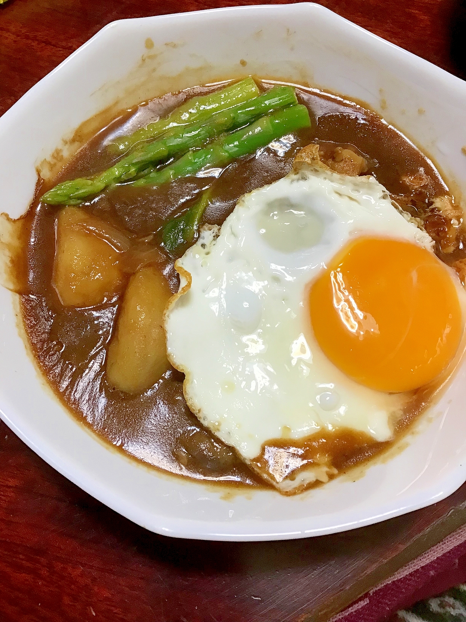 鶏モモのブラウンシチュー、目玉付き。