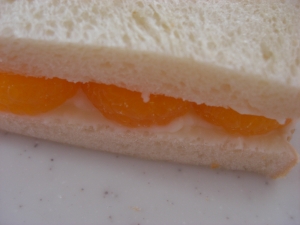 塩麹入りチーズオレンジのサンドイッチ