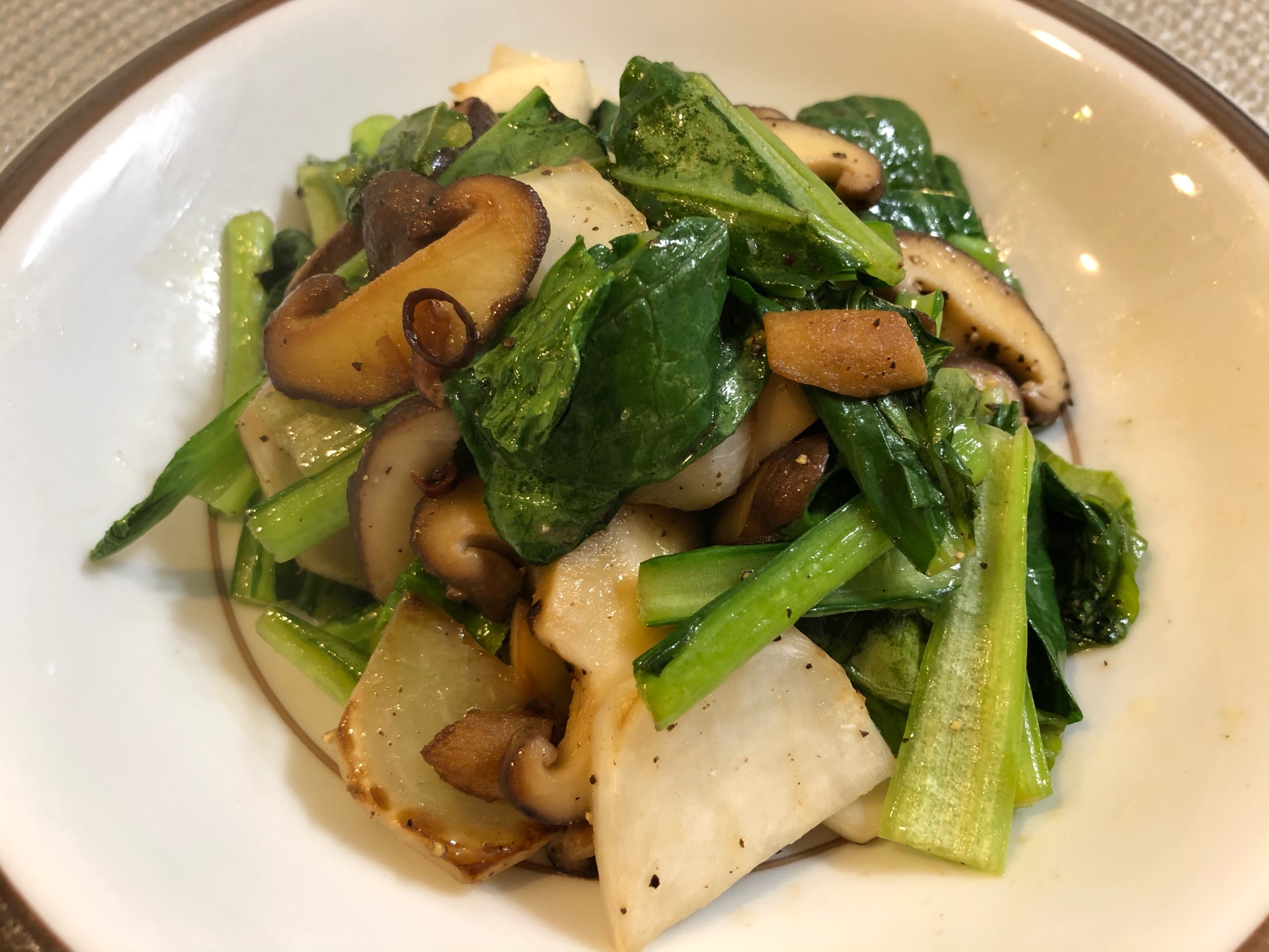 簡単副菜♫椎茸と野菜の洋風にんにくソテー