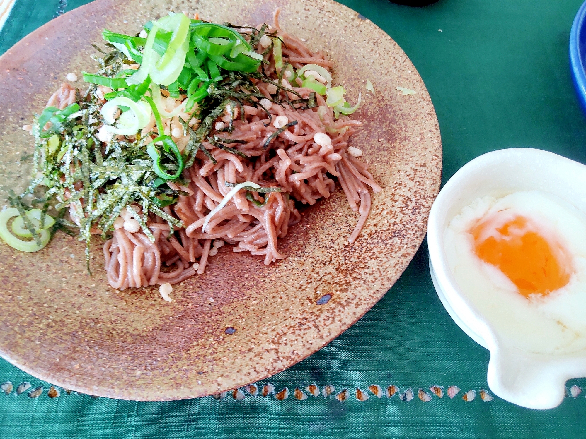 乾麺蕎麦で焼きお蕎麦温泉卵添え