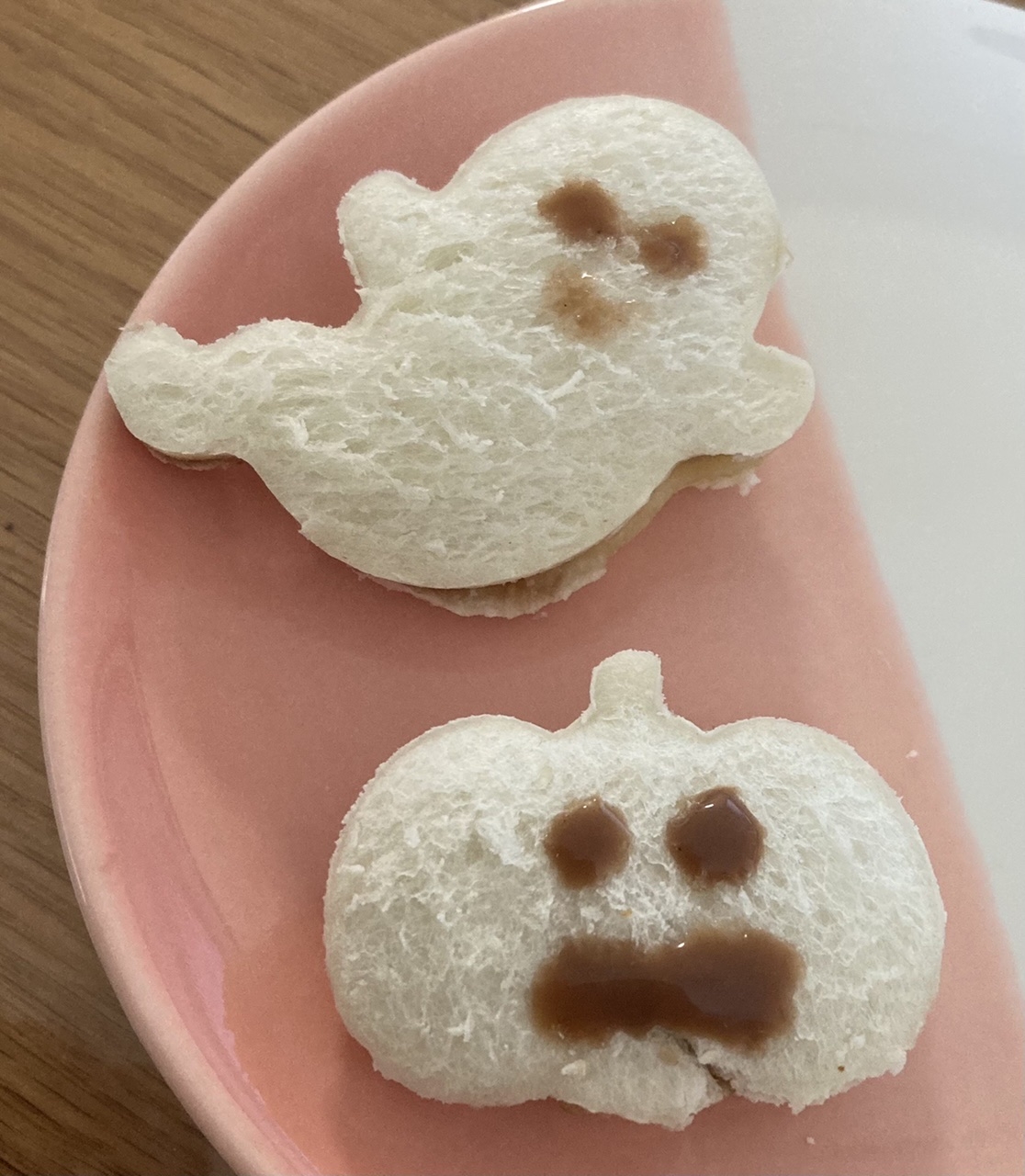 簡単おやつ、食パンでハロウィンサンド