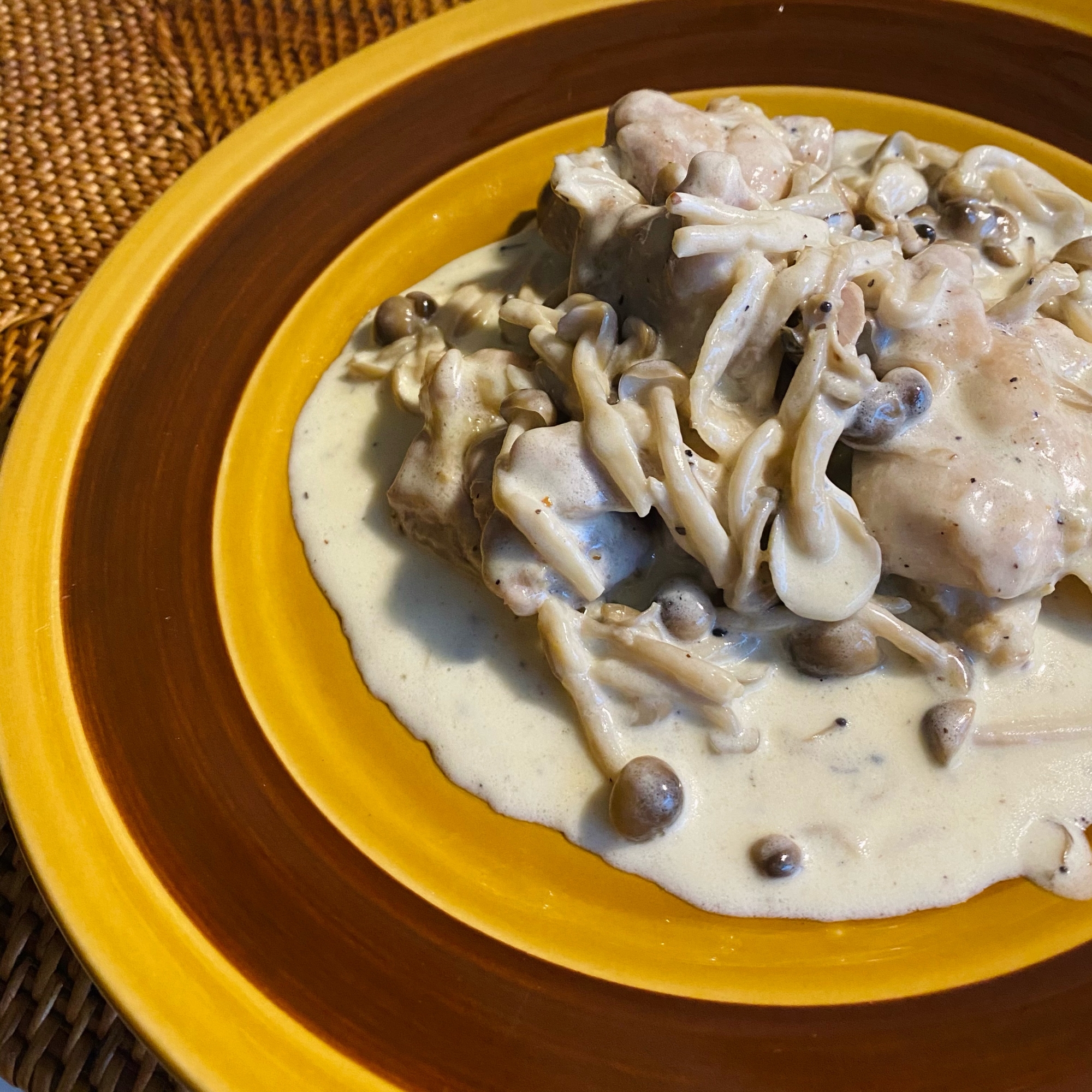 バケットとも相性の良い♪鶏肉としめじのクリーム煮