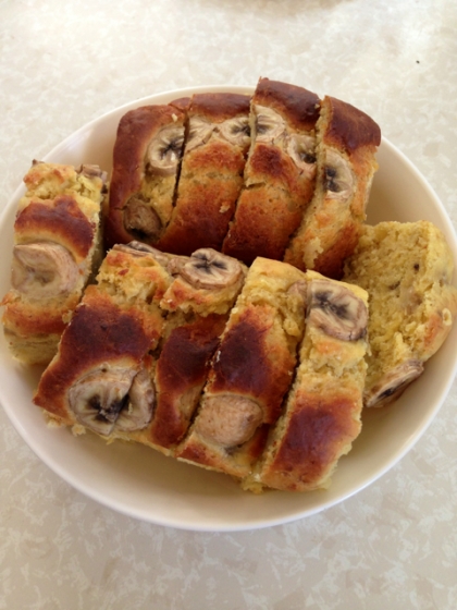 マフィン型がなかったのでパウンドの型で焼きました(^-^)上にバナナをちょこっと飾って♪簡単にできとても美味しかったです！素敵レシピありがとうございました！