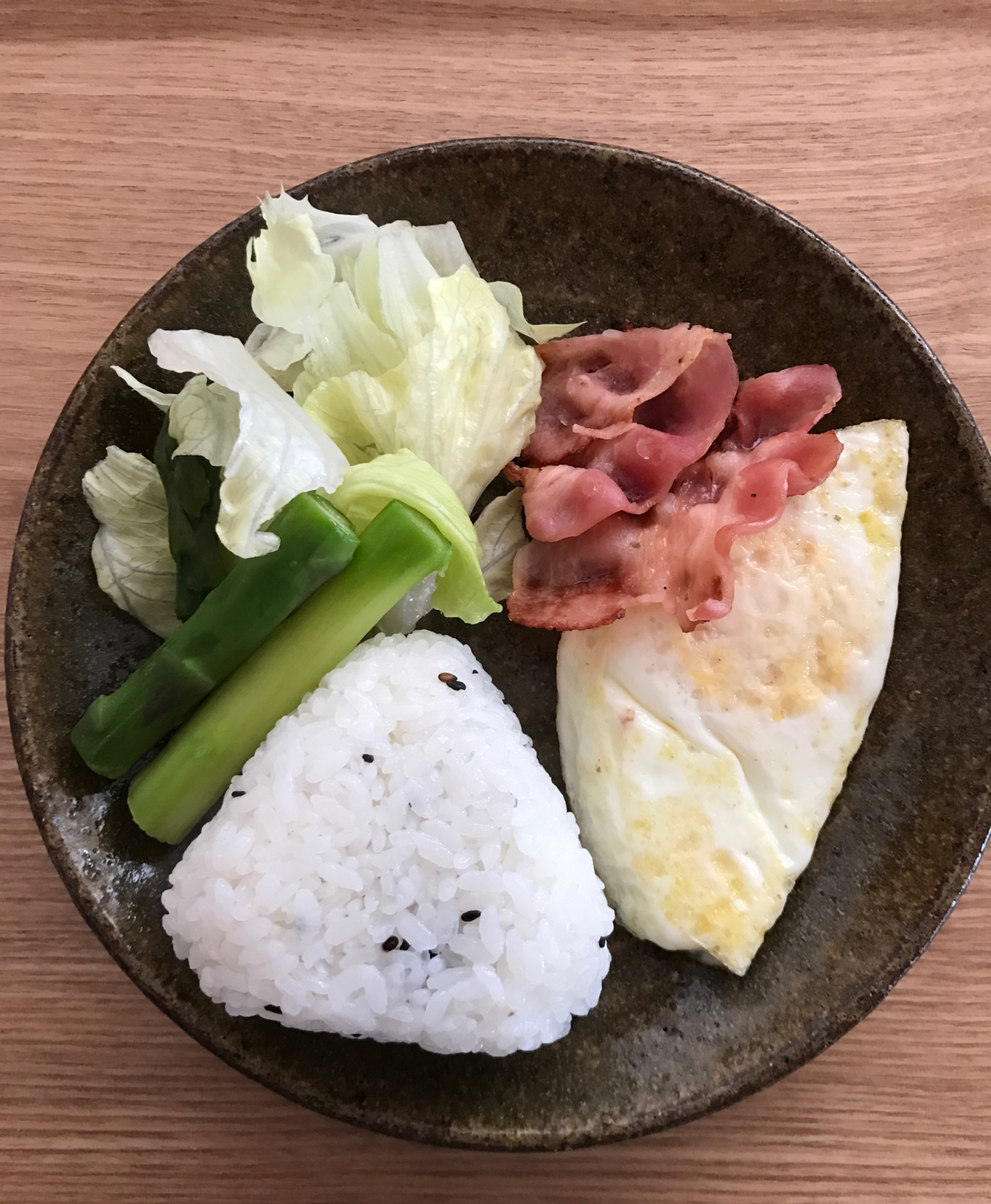 黒ごま塩むすびと目玉焼きの朝ごはんプレート