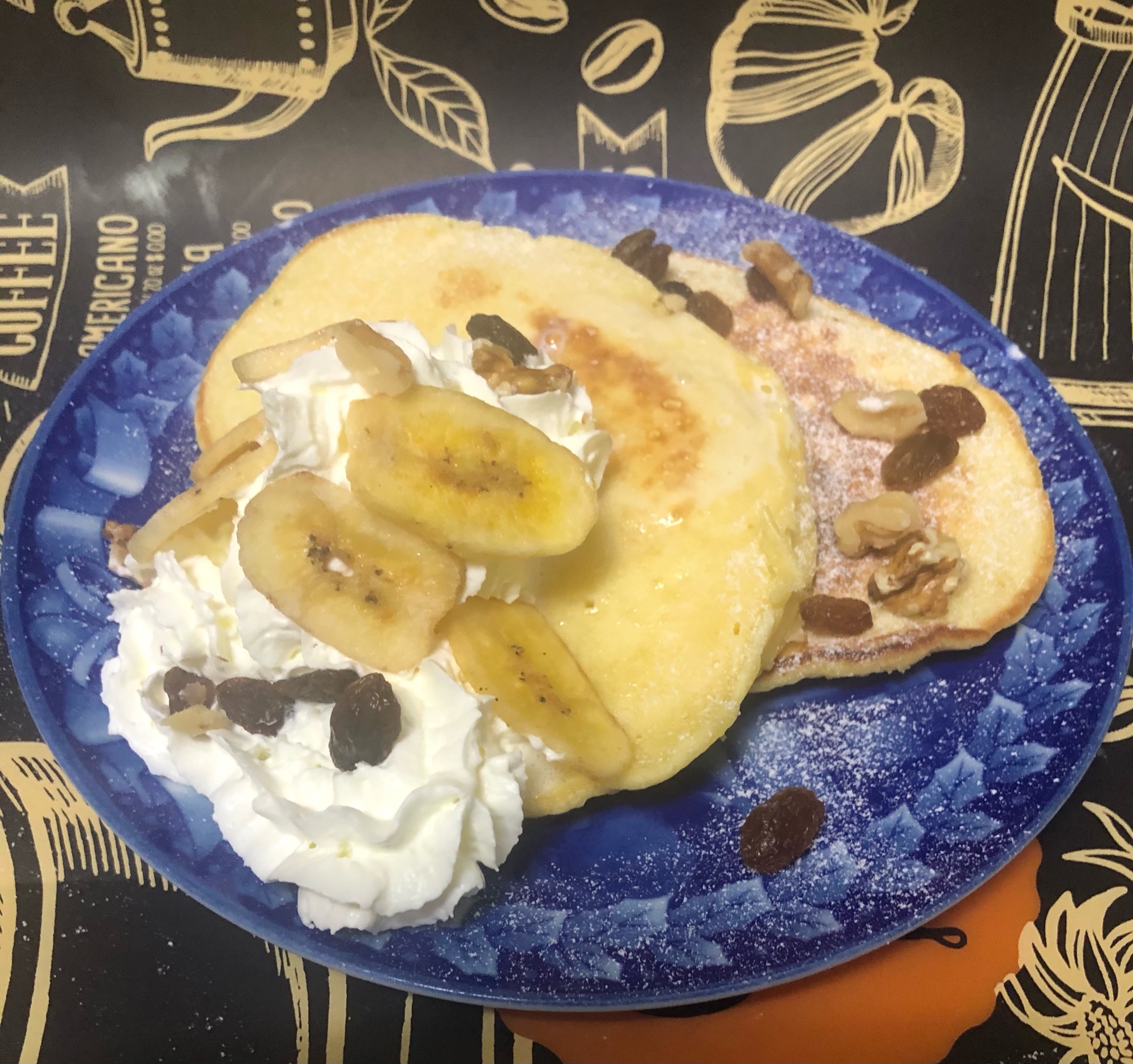 バナナと胡桃のホイップ添えレーズンホットケーキ