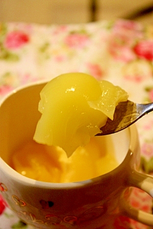 期間限定カルピスマンゴーのプリンをスプーンですくっている様子