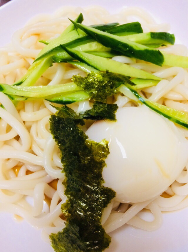 きゅうりと温泉卵の冷やしうどん