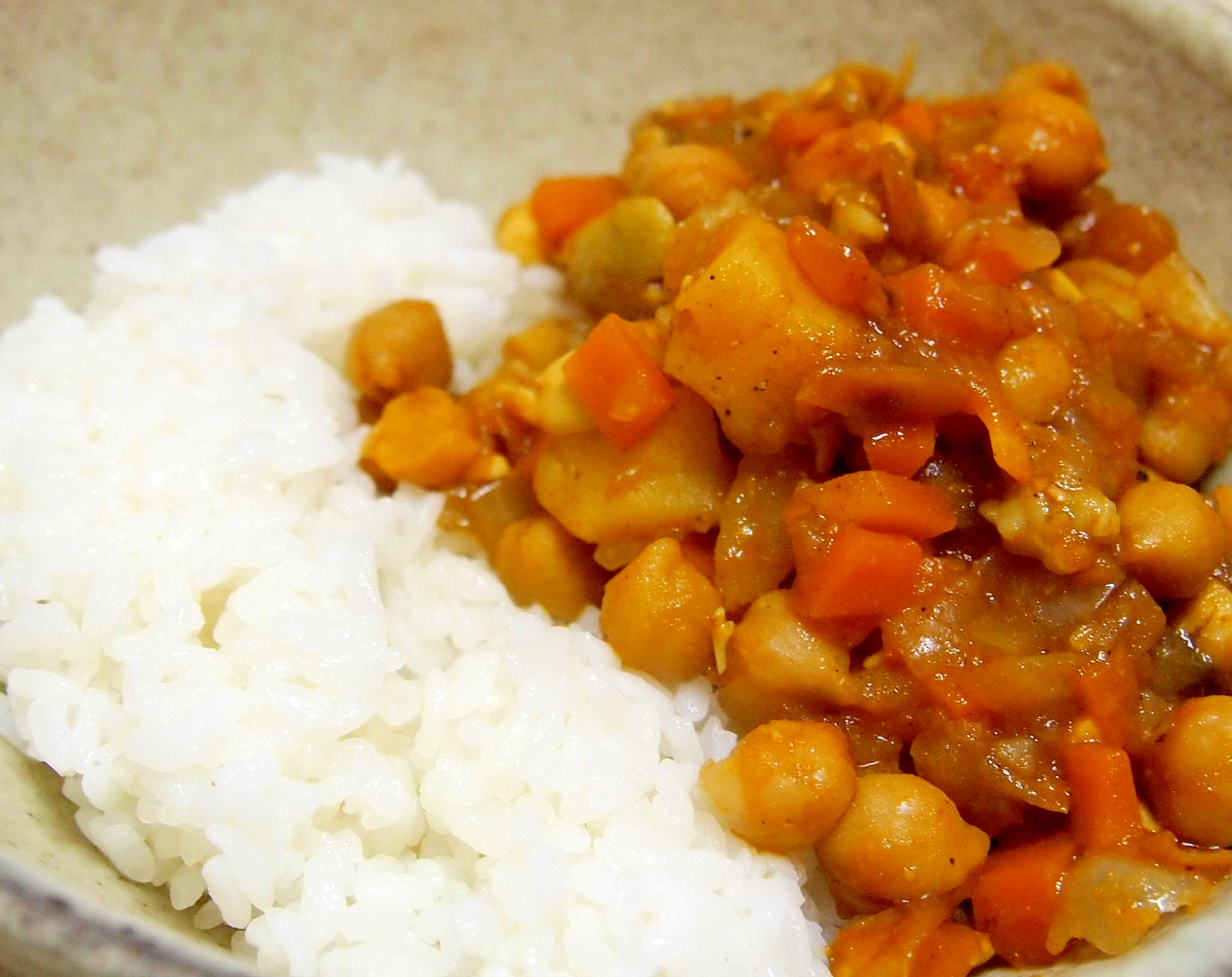 たっぷり根菜とヒヨコマメのカレー