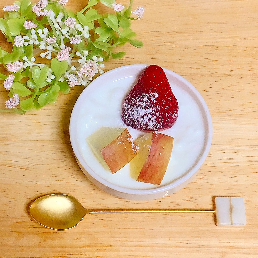 赤いフルーツ♪いちごとりんごヨーグルト