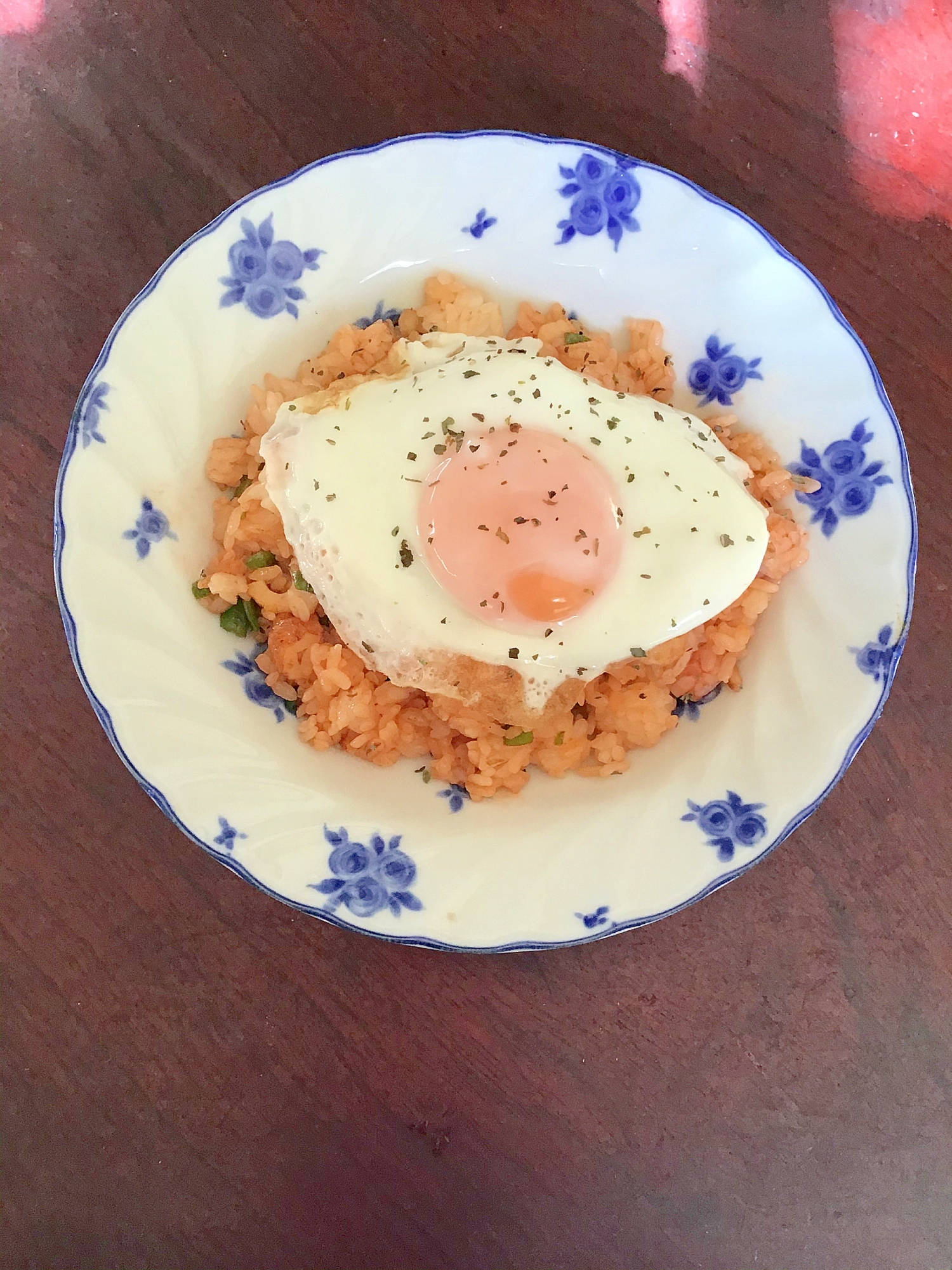 チキンライスの目玉焼き乗せ。