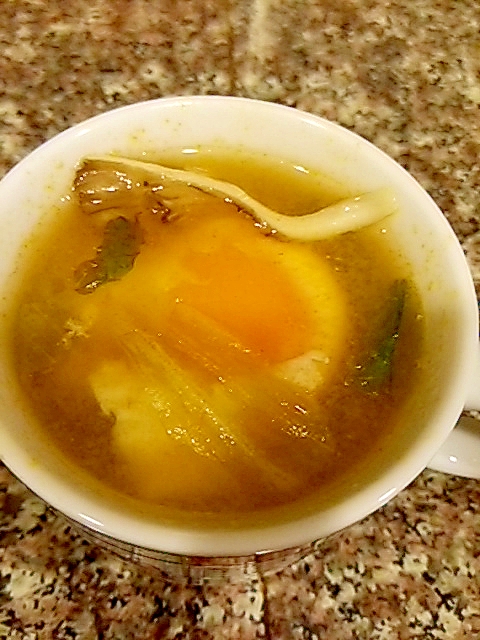 レタスと舞茸の丸ごと卵スープ