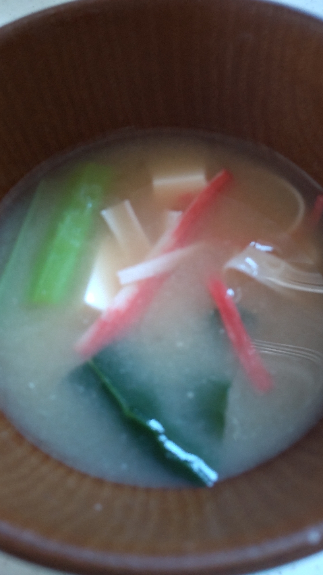 小松菜と豆腐とちくわとカニかまのお味噌汁