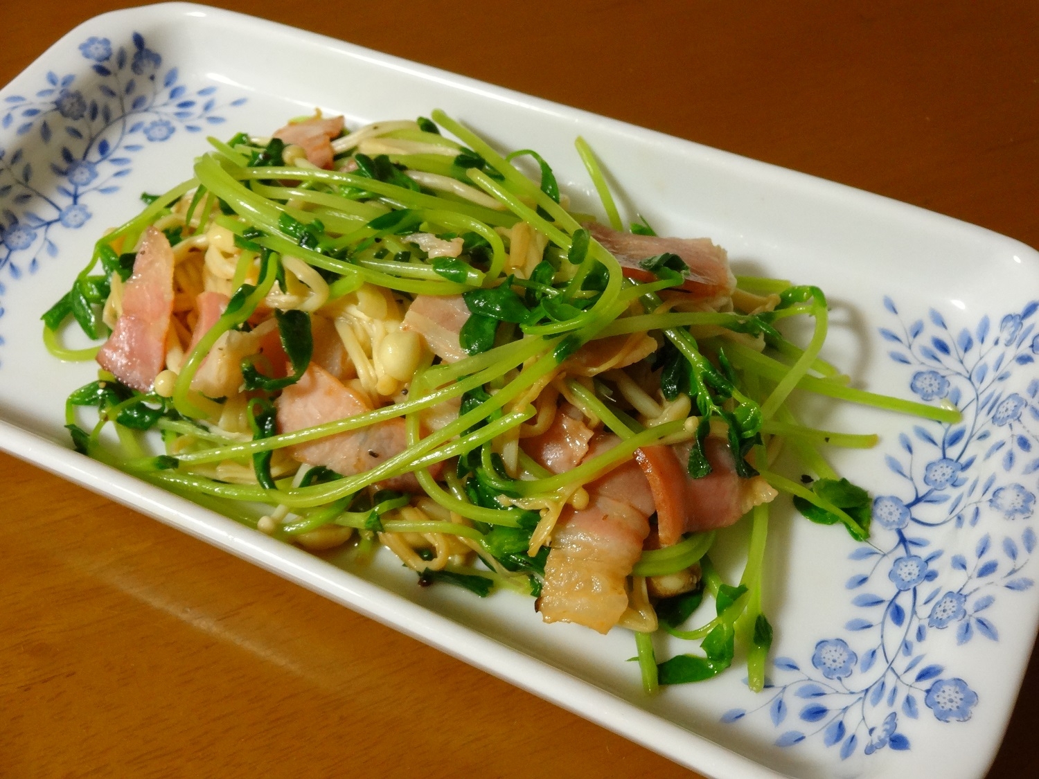 もう一品に！豆苗とエノキ茸の炒め物