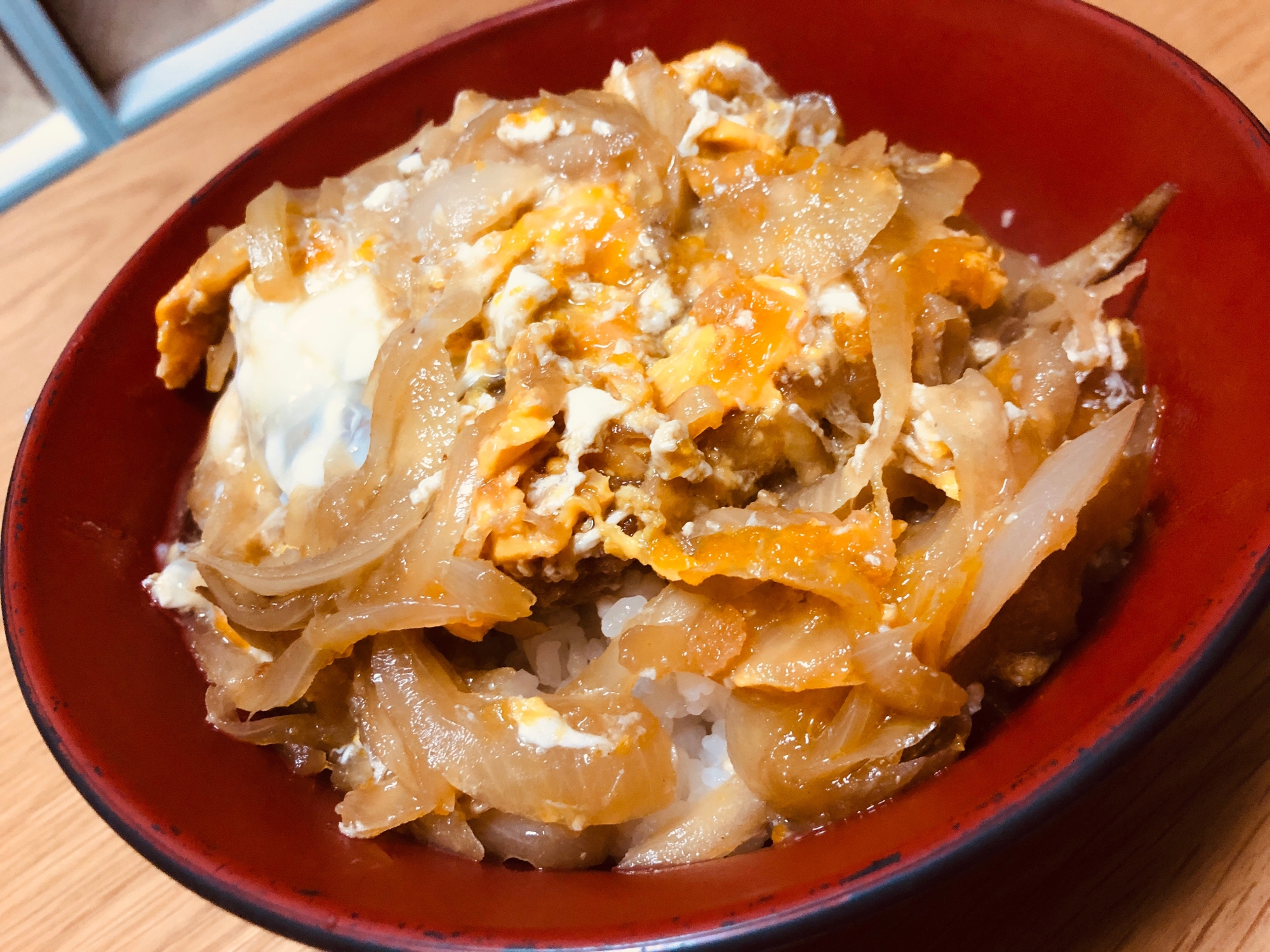 卵とじメンチカツ丼