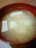キャベツが少し残っていたので、こちらのレシピでお味噌汁を作りました。キャベツと玉ねぎの甘味が美味しいお味噌汁でした♪