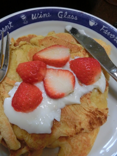 イチゴとヨーグルトの大豆パンケーキ