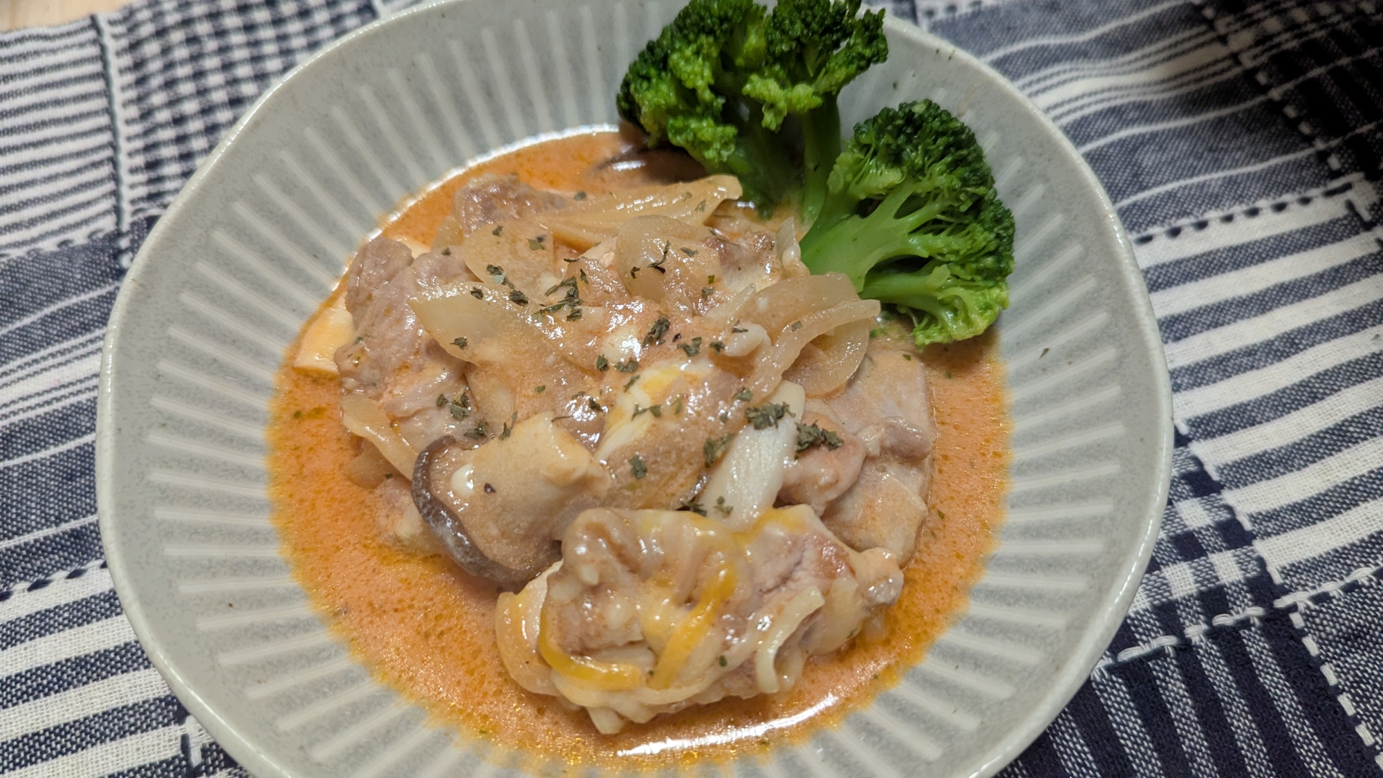 国産チーズたっぷり♪鶏肉とキノコのトマトクリーム煮