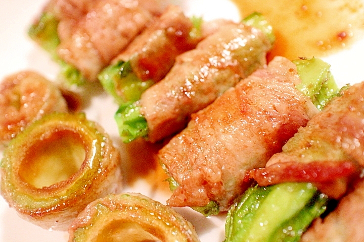 皿の上に並べた四角豆の肉巻き