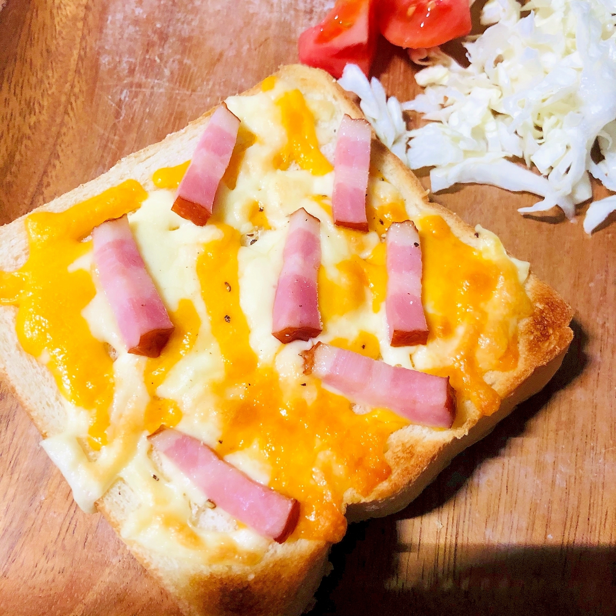 厚切りベーコンとチーズのトースト