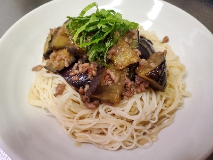 素麺と挽肉と味を吸った茄子が絡んで、ボリュームもあって
とっても美味しかったです(ﾉ≧▽≦)ﾉ
ごちそうさまでしたm(_ _)m