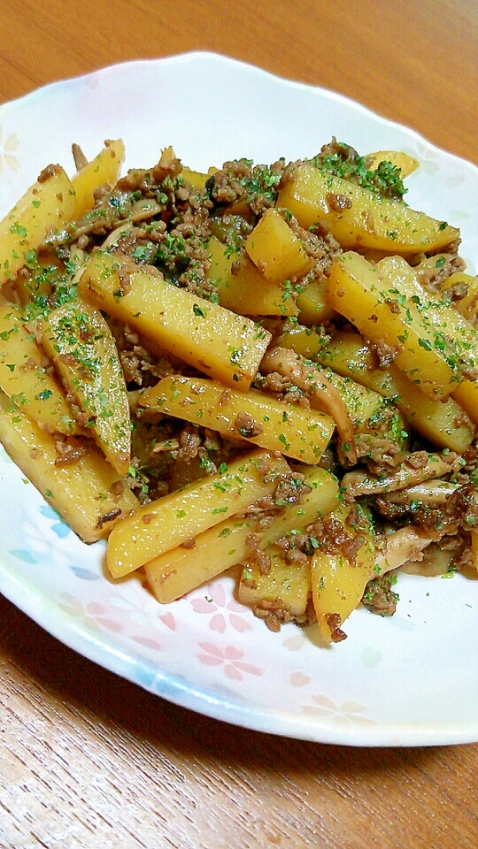 紅じゃがいもとしめじと挽き肉のオイスターソース炒め