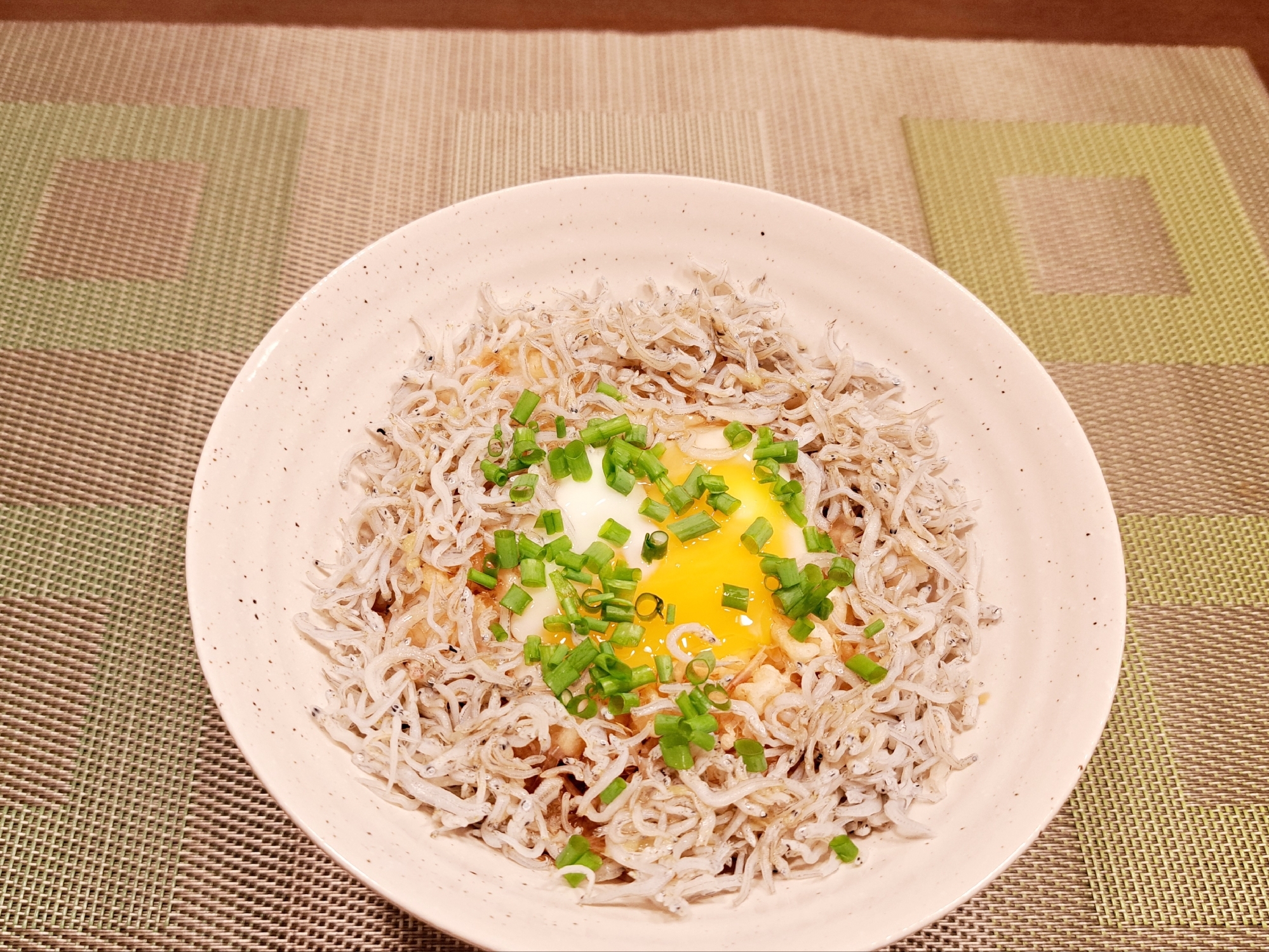 さっぱり美味しい！しらす丼 温泉卵添え