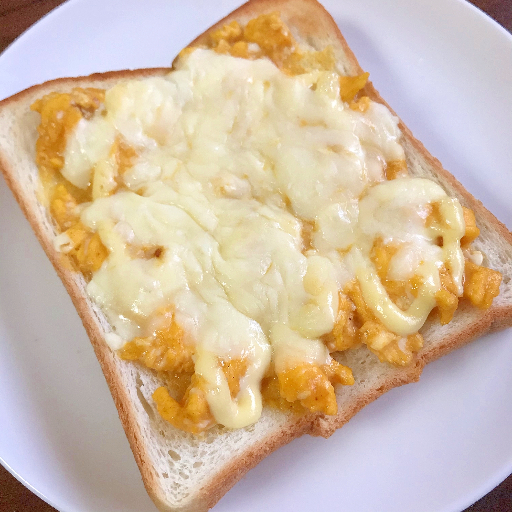 カレー卵のチーズトースト