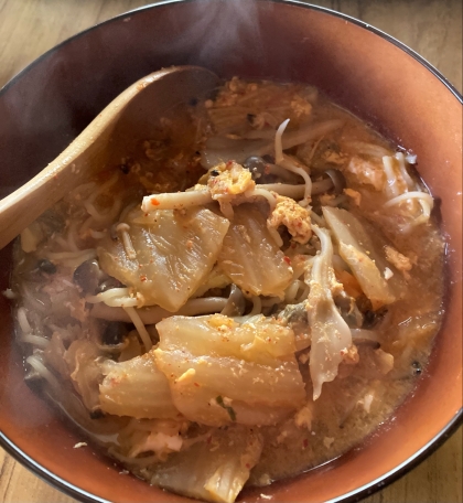 キムチ鍋の残りに、焼きそば麺。