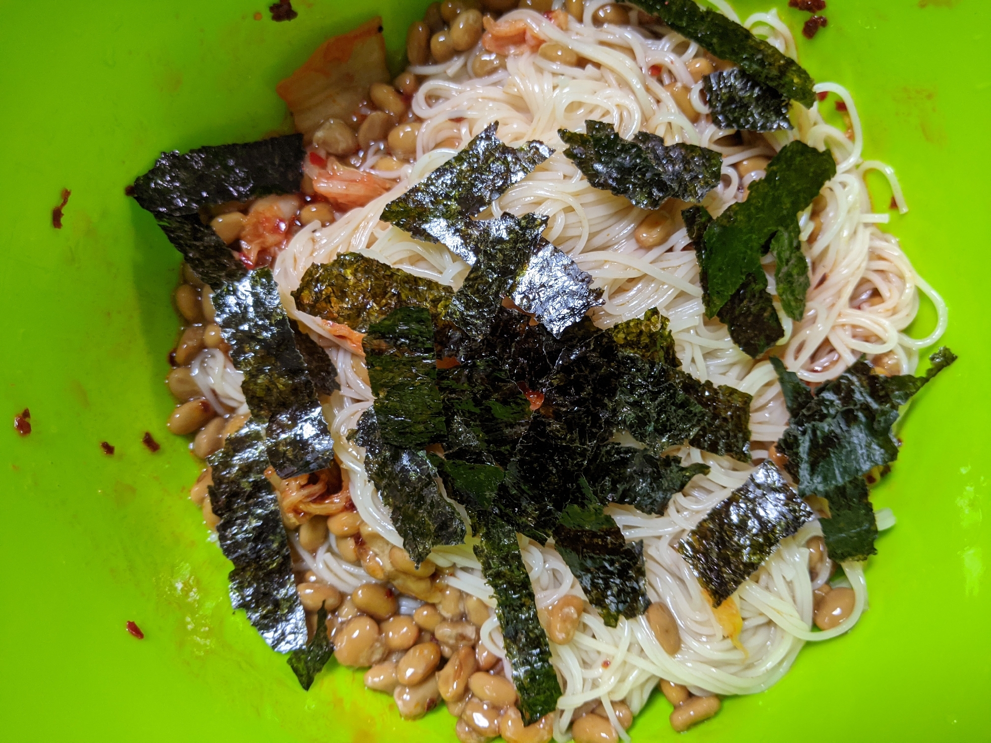 納豆とキムチと海苔のそうめん