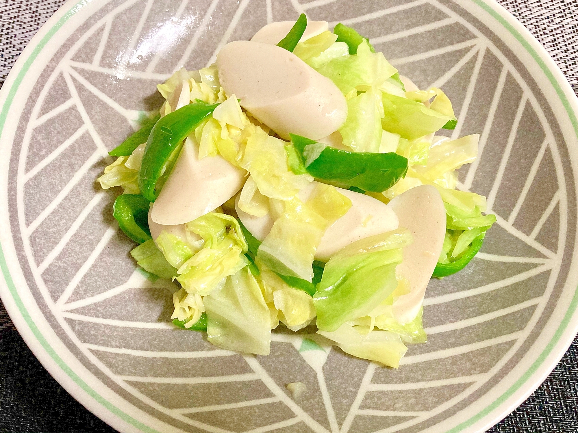 白い魚肉ソーセージの野菜炒め